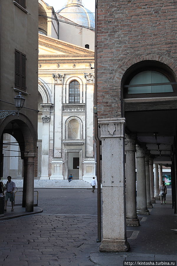 Там, в глубине, фантастических пропорций Сант Андреа Леона Баттитсты Альберти Италия Там, в глубине, фантастических пропорций Сант Андреа Леона Баттитсты Альберти Италия