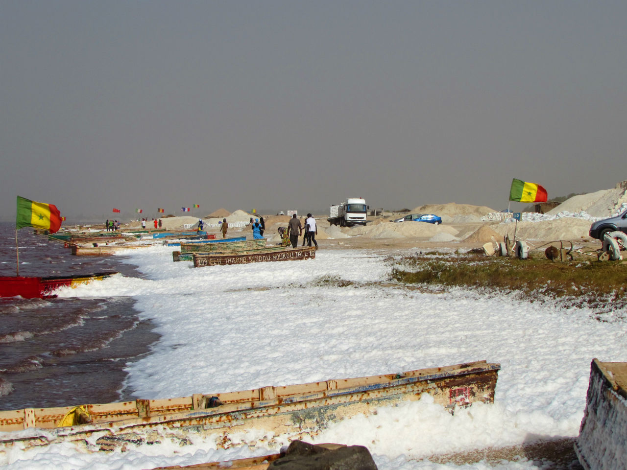Озеро Ретба. Розовое на белом Сенегал Озеро Ретба. Розовое на белом Сенегал