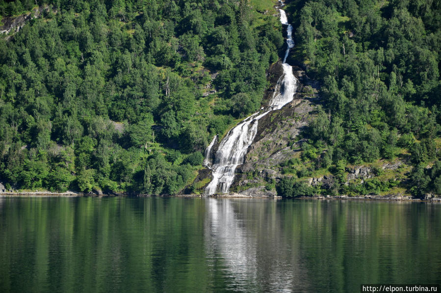 А в глубине фьорда водопады совсем дикие – какими-то перебежками спускаются: скакнет прямо, и тут же в сторону отпрыгивает, потом опять рванет прямо, и опять за камень улепетывает… Гейрангер - Гейрангерфьорд, Норвегия