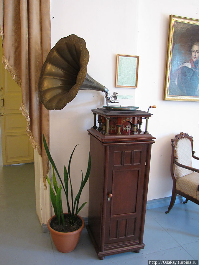 Граммофон. Не золотой, но очень классный. На шкафчике для пластинок.Экспозиция дома-музея графини Паниной. Граммофон. Не золотой, но очень классный. На шкафчике для пластинок.Экспозиция дома-музея графини Паниной.