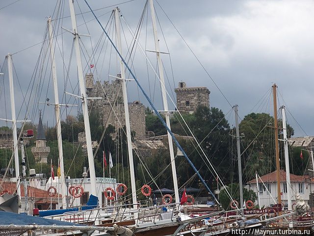 Город  и бухта с яхтами Бодрум, Турция