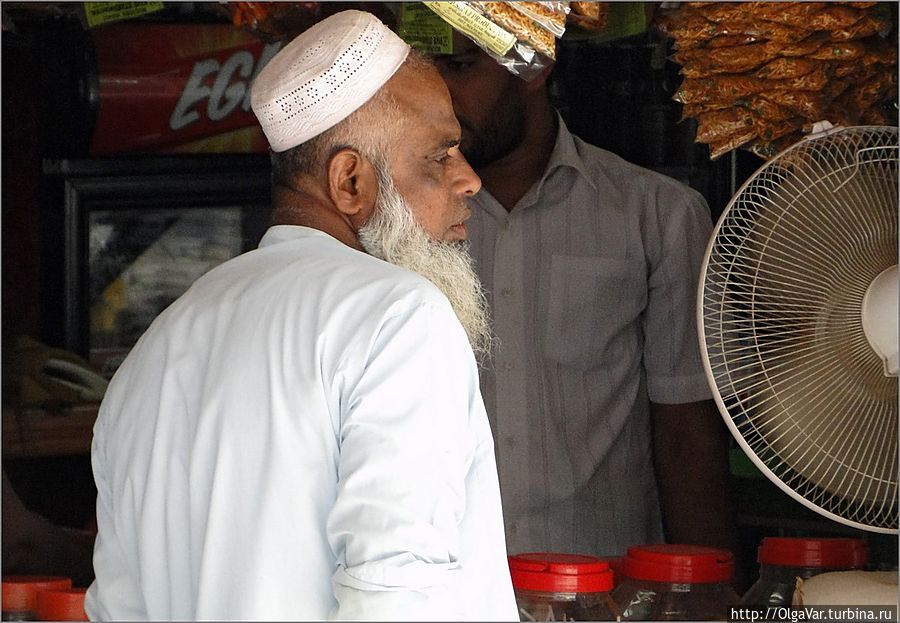 Колонии мусульман на Шри-Ланке никогда не были многочисленны. За последний год их численность, и без того небольшая, сократилась в с 9,7% в 2011 году  до 5% в 2012 г.  Причина — многолетняя практика преследований со стороны сингальских и тамильских буддистов Восточная провинция, Шри-Ланка