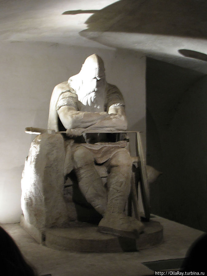 А это одна из самых известных статуй Хольгера Данске (Ожье Датчанина) — легендарный герой спит глубоко в подвалах Кронборга до тех пор, пока Дании не будет грозить смертельная опасность. Хельсингёр, Дания