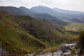 Перевал Чике-Таман. Старая конная дорога (слева на склоне) и Чуйский тракт наших дней (справа)