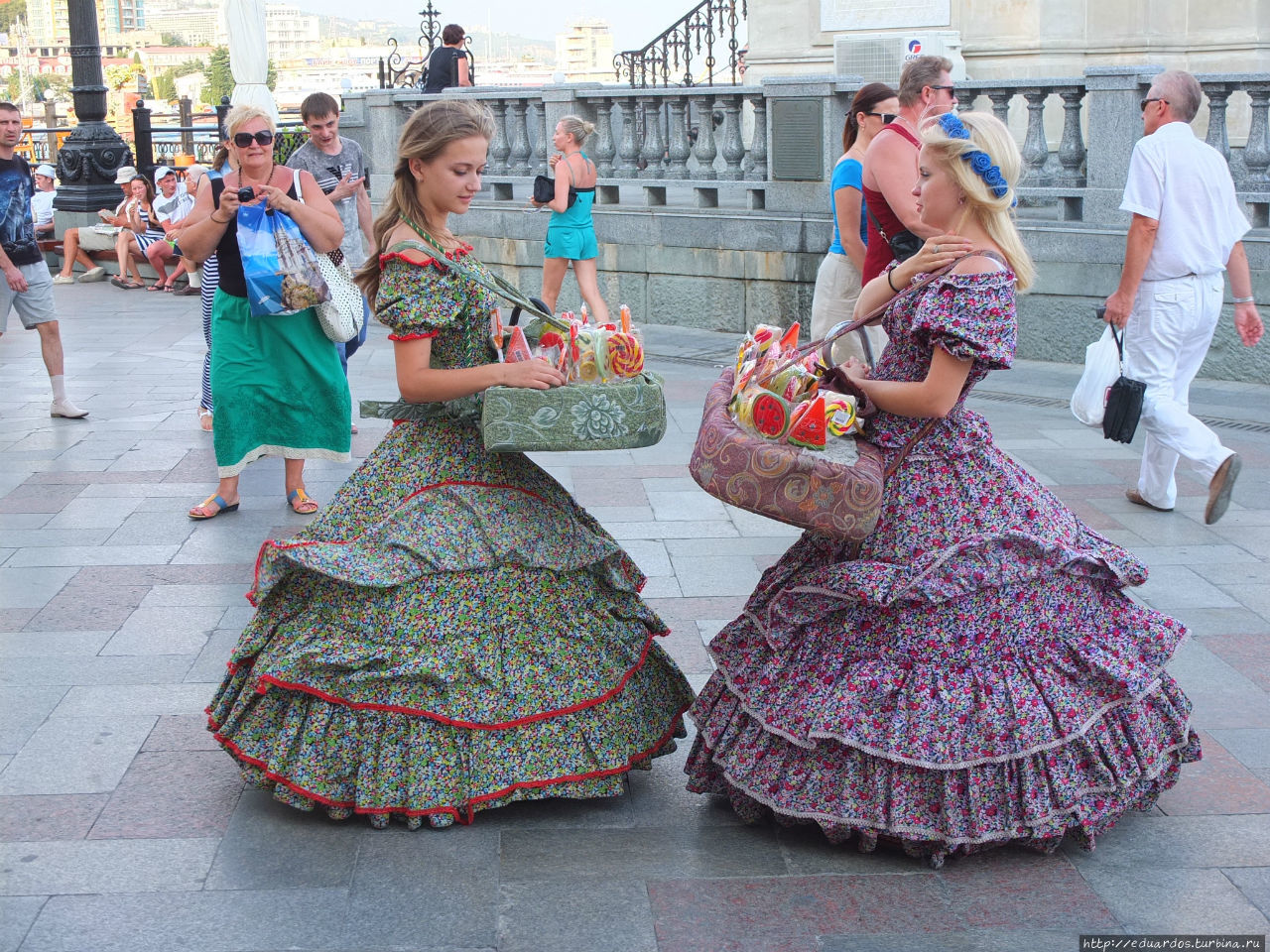 Вот на набережной две милые девушки торгуют сахарными пряниками и конфетами на палочке Ялта, Россия