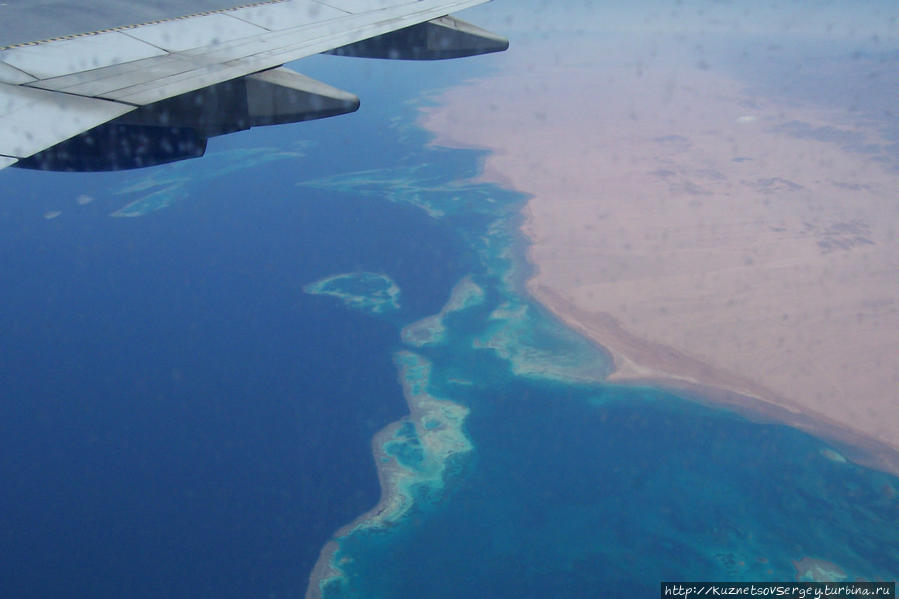Подлетая к Хургаде и пролетая над Красным морем Хургада, Египет