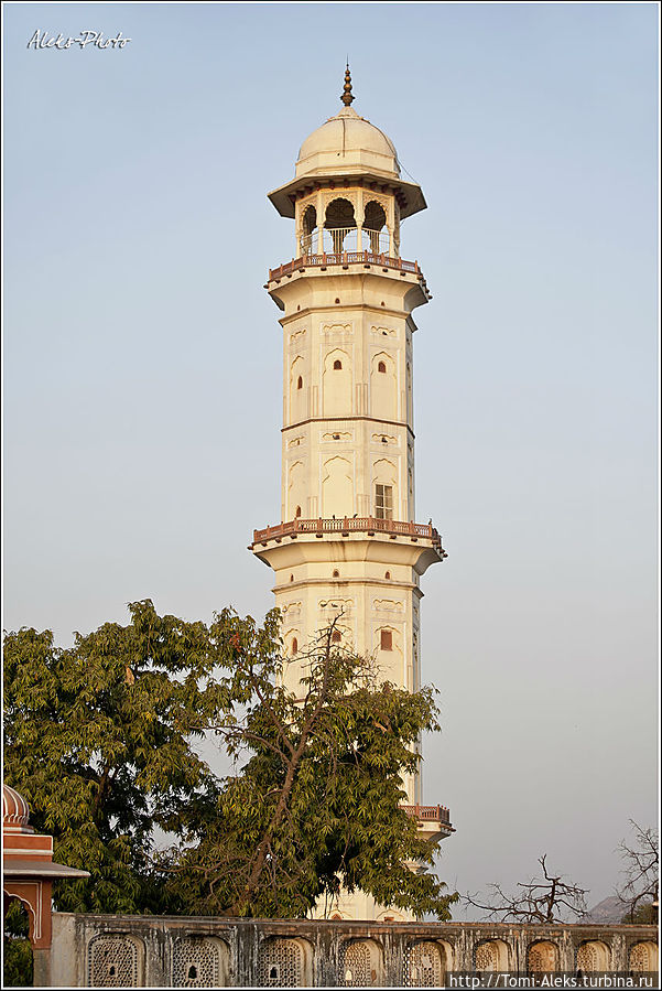 Говорят, что выше этой башни Сарга-Сули в Джайпуре нельзя строить ни одного здания. Ее высота — 42 метра...
* Джайпур, Индия