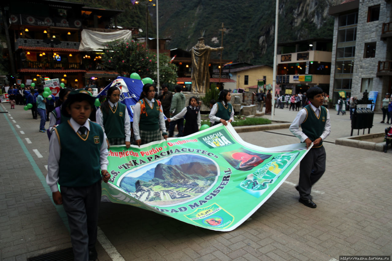 Город Агуас-Кальентес и детское шествие в нём Агуас-Кальентес, Перу