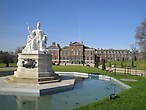 Памятник королеве Виктории перед Кенсингтонским дворцом