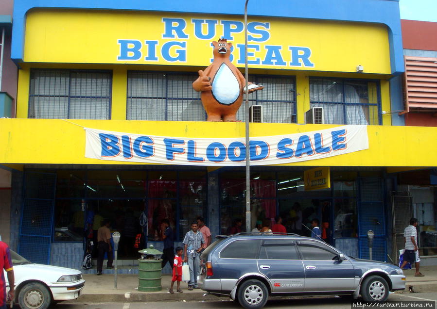 Везде идет распродажа подмокших товаров Нанди, остров Вити-Леву, Фиджи