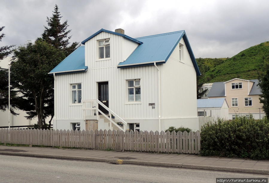 Все исландские дома очень практичны и не имеют архитектурных излишеств Саударкрокур, Исландия