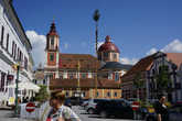 В центре города- церковь и ратуша