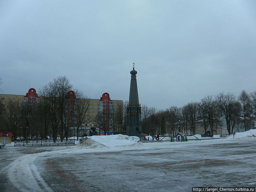 А это — памятник Отечественной войне 1812 года. К сожалению, к этому времени погода, столь ясная с утра, немного испортилась...