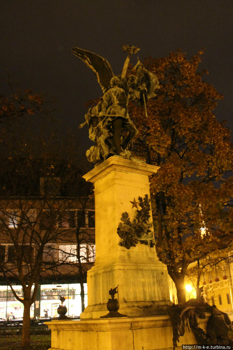 памятник , установленный 