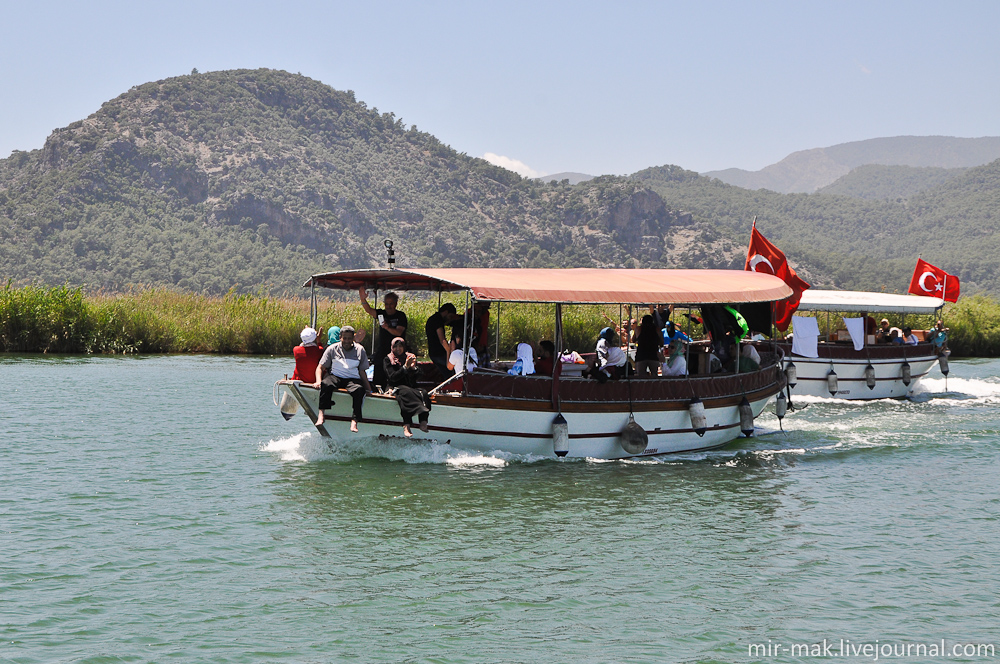 Мимо пронеслись две лодки с громкой музыкой и танцами на борту. Дальян, Турция Мимо пронеслись две лодки с громкой музыкой и танцами на борту. Дальян, Турция