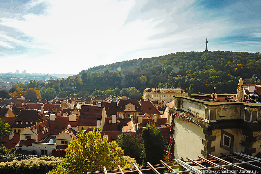Вид на Петришинские холмы и на Петришискую башню со смотровой площадки Пражского града. Вид на Петришинские холмы и на Петришискую башню со смотровой площадки Пражского града.