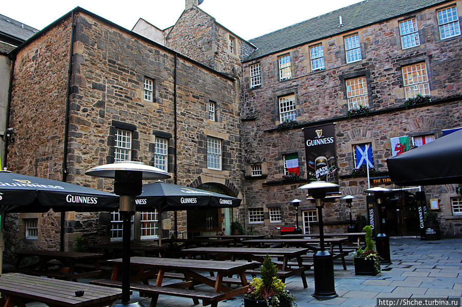 Двор старого здания, слева вход в отель, по центру — ресторан Три сестры Эдинбург, Великобритания