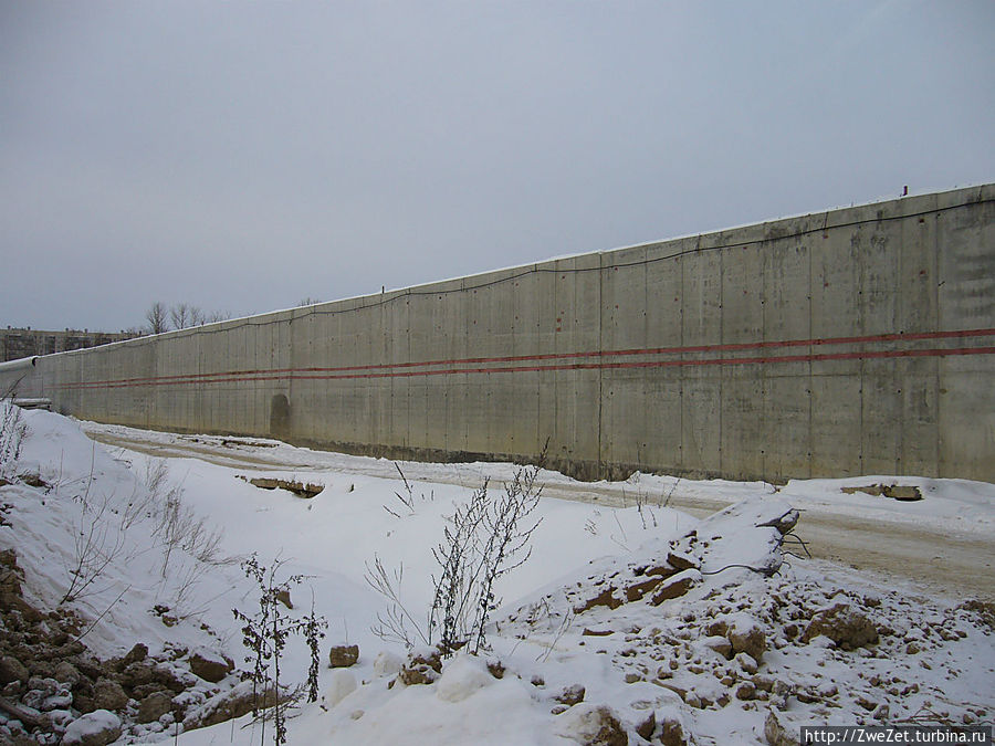 Перед этим забором установят еще один такой же, а между ними (где сейчас дорога для автотранспорта) пройдет контрольно-следовая полоса Колпино, Россия Перед этим забором установят еще один такой же, а между ними (где сейчас дорога для автотранспорта) пройдет контрольно-следовая полоса Колпино, Россия