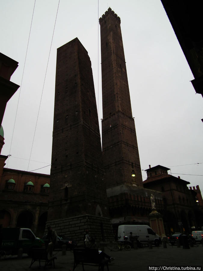 В пасмурный день башни имеют довольно мрачный вид, что уж тут скажешь ... Болонья, Италия