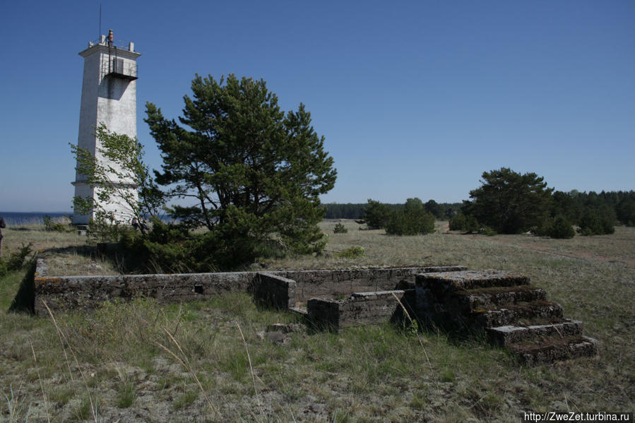 Створный маяк и фундамент дома бывшего финского поселка