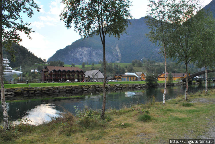 Второе здание слева — как Второе здание слева — как