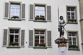 Фонтан «Знаменосец».

Также Берн известен своими фонтанами, каждый из которых посвящен какому-нибудь персонажу.