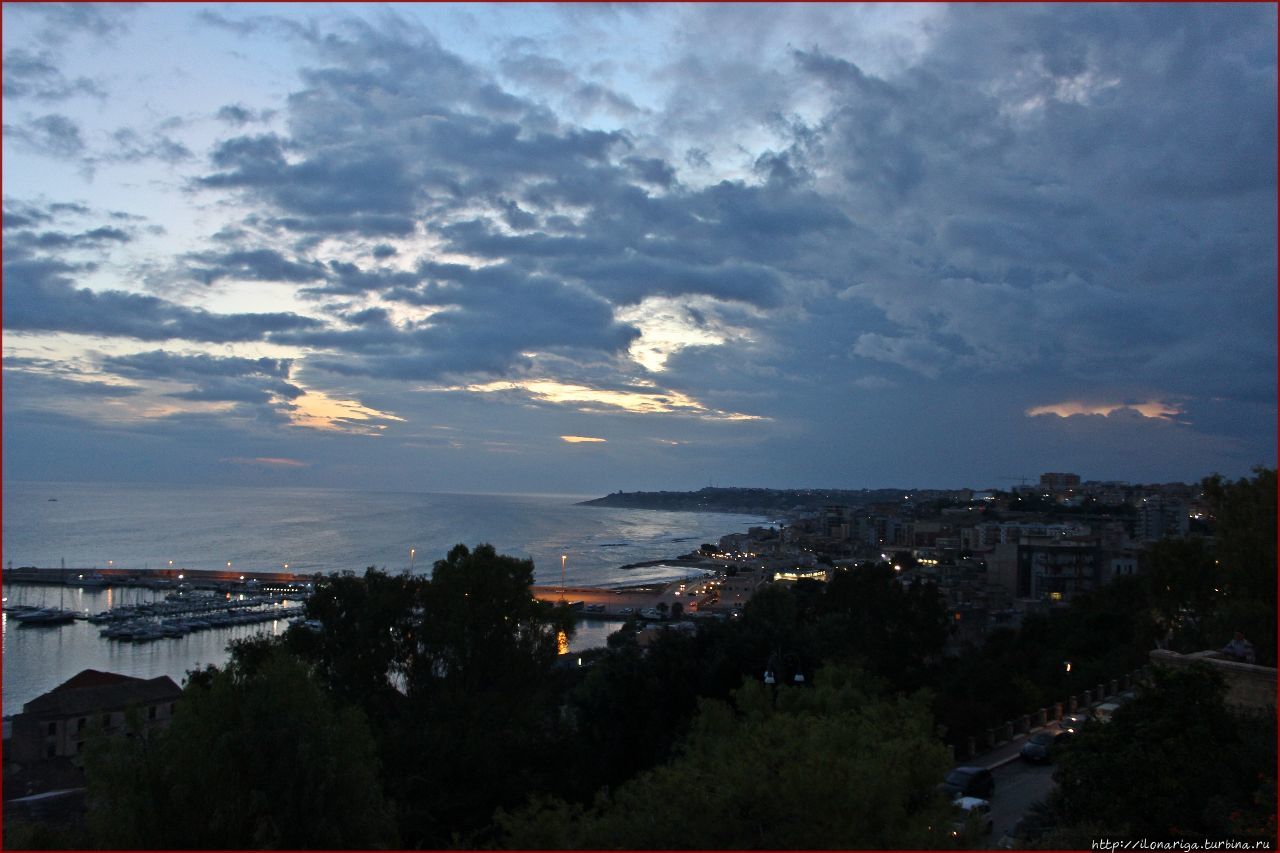 Шакка. Город, рассыпанный по горе Шакка, Италия Шакка. Город, рассыпанный по горе Шакка, Италия