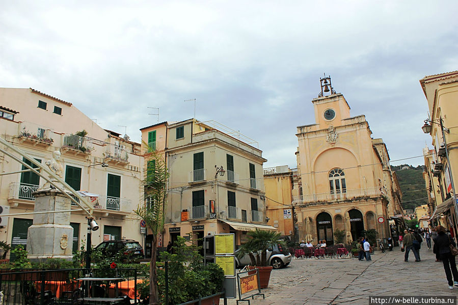 Точный возраст романского кафедрального собора неизвестен: не сохранилось никаких документов о дате начала строительства. Опираясь на расшифровку старинных настенных надписей, ученые лишь приблизительно датируют закладку сооружения 11-13 веков. Точный возраст романского кафедрального собора неизвестен: не сохранилось никаких документов о дате начала строительства. Опираясь на расшифровку старинных настенных надписей, ученые лишь приблизительно датируют закладку сооружения 11-13 веков.