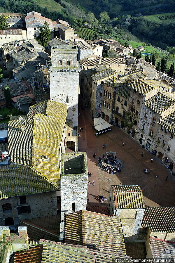 Площадь Чистерна. Башня Дьявола. И на переднем плане башни Ардингелли Площадь Чистерна. Башня Дьявола. И на переднем плане башни Ардингелли