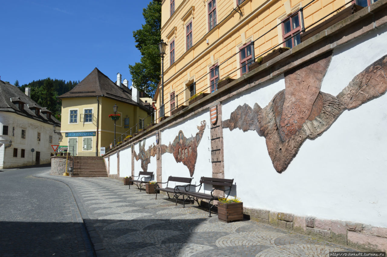 стена, повествующая историю города Банска-Штьявница, Словакия
