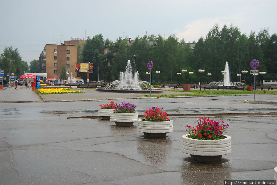 Композиция состоит из трех фонтанов — два овальных по бокам и один большой в центре. Сыктывкар, Россия