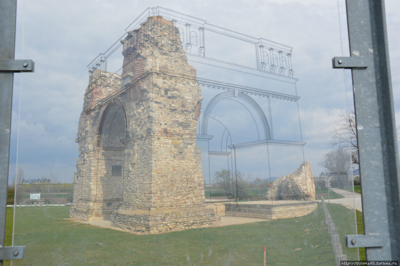 трёхмерный макет-наложение позволяющий увидеть арку в целостности Петронелль-Карнунтум, Австрия