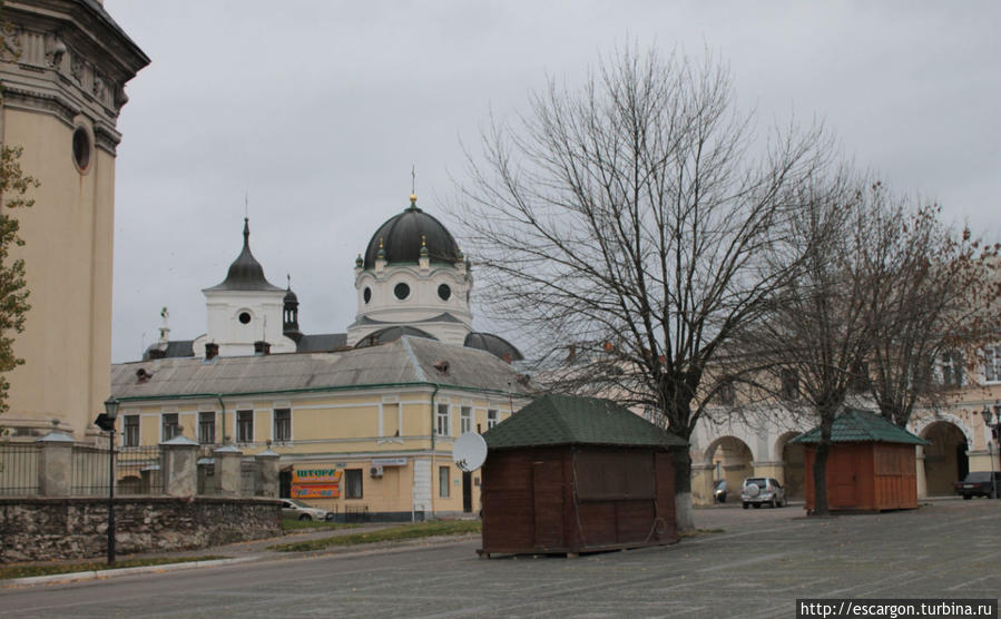Вид на Василианский монастырь и торговые ряды Жолква, Украина