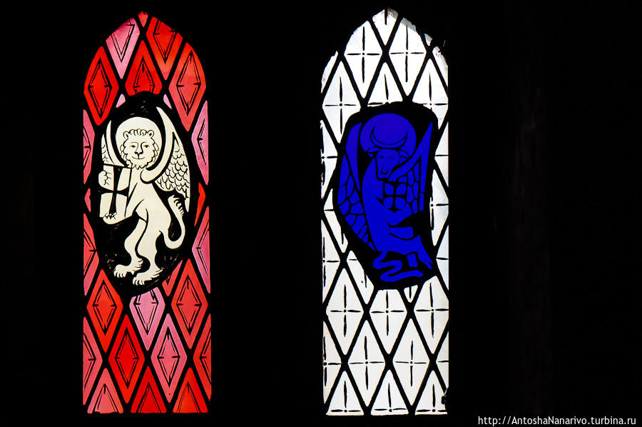 Витражи, по всей видимости, современные, с символами четырёх евангелистов. Кашел, Ирландия