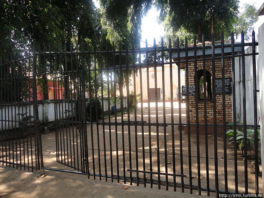Сразу за стеной форта находится городская тюрьма Негомбо. Никакой охраны не видно. Шри-Ланка