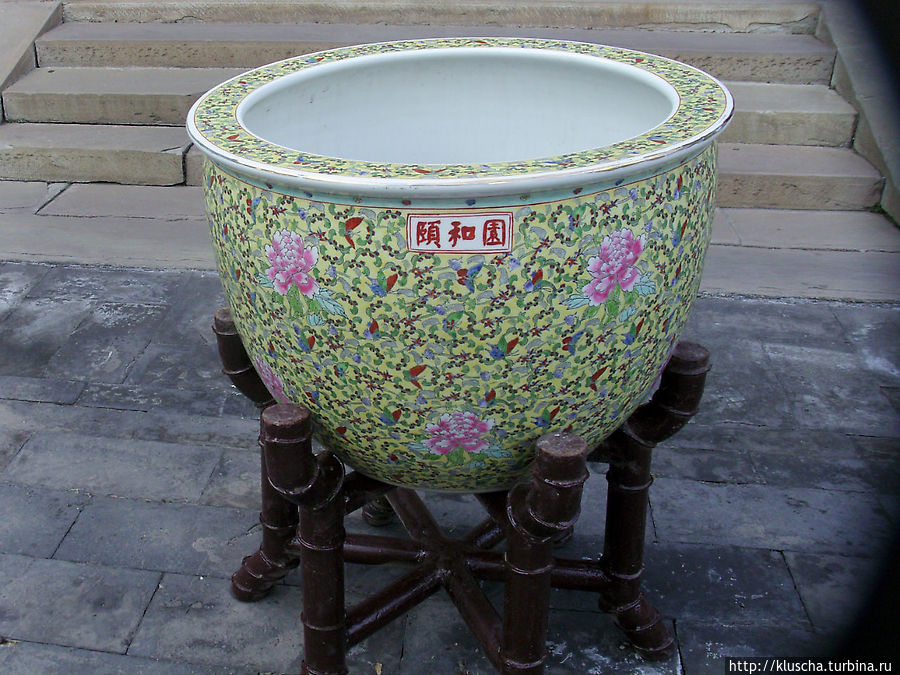 Некоторые экспонаты выставлены во двориках дворца Некоторые экспонаты выставлены во двориках дворца