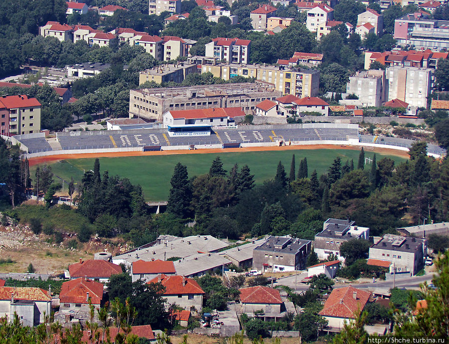 Стадион местного футбольного клуба  ФК Leotar Требинье, играет в Премьер-лиге Боснии и Герцеговины . Требинье, Босния и Герцеговина