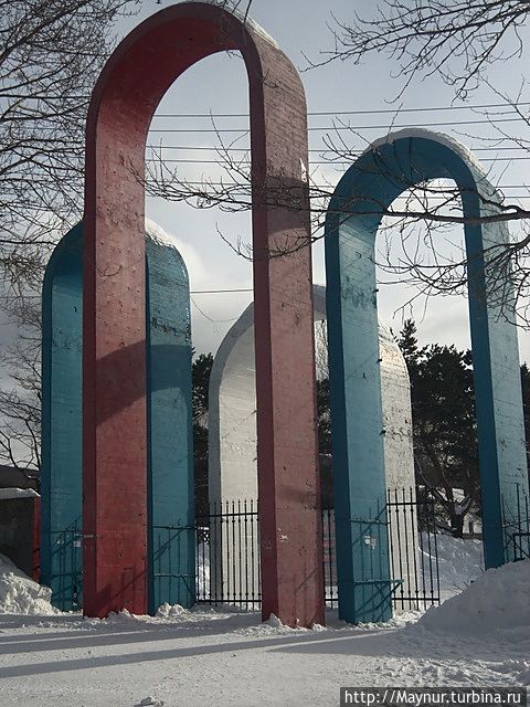 Одни из входных ворот. Южно-Сахалинск, Россия