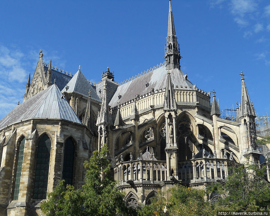 Во время Первой мировой войны собор лежал в руинах. Деньги на реконструкцию выделил Фонд Рокфеллера. Реконструкция завершилась в 1938 году.
Именно здесь в Реймском соборе 7 мая 1945 года был подписан документ о прекращении военных действий между Францией и Германией. Во время Первой мировой войны собор лежал в руинах. Деньги на реконструкцию выделил Фонд Рокфеллера. Реконструкция завершилась в 1938 году.
Именно здесь в Реймском соборе 7 мая 1945 года был подписан документ о прекращении военных действий между Францией и Германией.