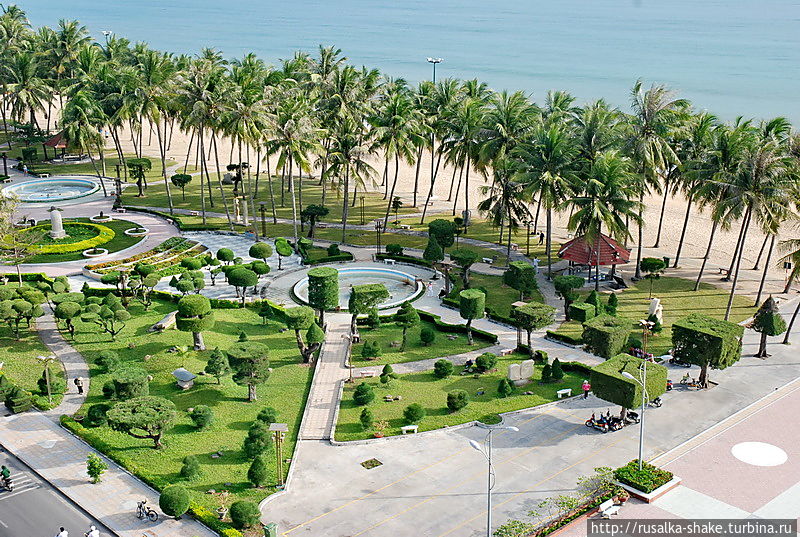Это вид на парк с нашего номера Нячанг, Вьетнам
