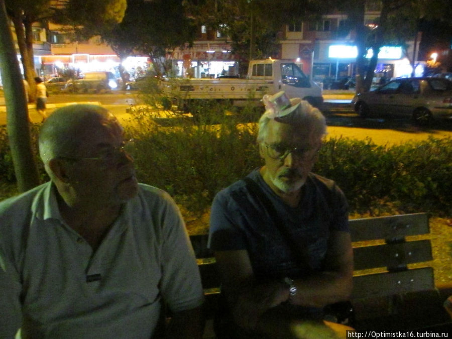 Дедушки заскучали. (Шляпку велела подержать Маруся) Дидим, Турция