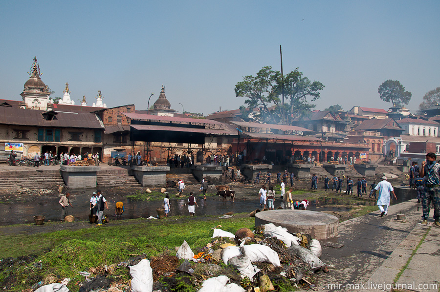 Для этого на каменных ступенях-гхатах устроены специальные постаменты, где собственно все и происходит. Для этого на каменных ступенях-гхатах устроены специальные постаменты, где собственно все и происходит.