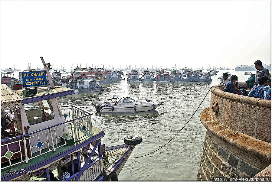 В тот день, когда мы здесь гуляли, над морем стояло какое-то марево в виде тумана...
* В тот день, когда мы здесь гуляли, над морем стояло какое-то марево в виде тумана...
*