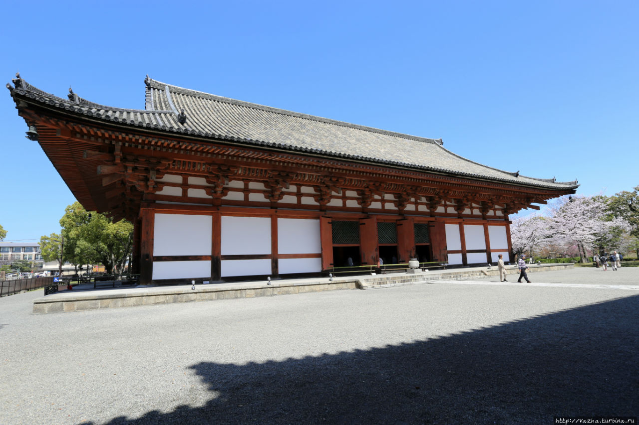 Зал Кодо,в котором хранятся статуи Будд и бодхисатв,привезённые Кукаем из Китая Киото, Япония