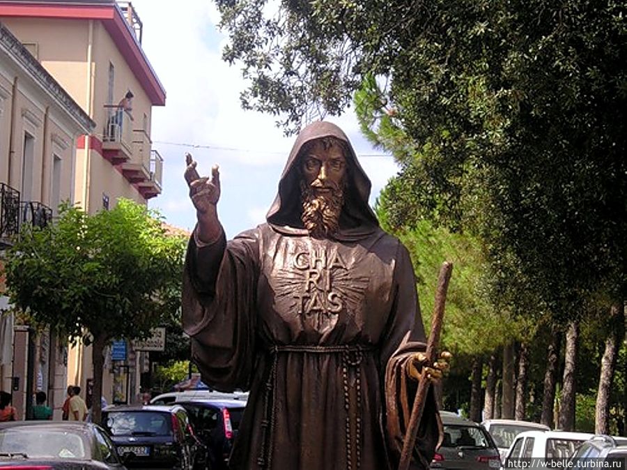 Паола: родина Святого Франческо, покровителя Калабрии Паола, Италия