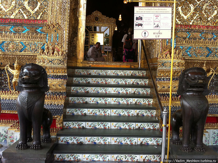 Вход в Храм Изумрудного Будды Бангкок, Таиланд