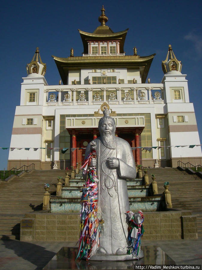 Главный фасад хурула и статуя Белого старца Элиста, Россия