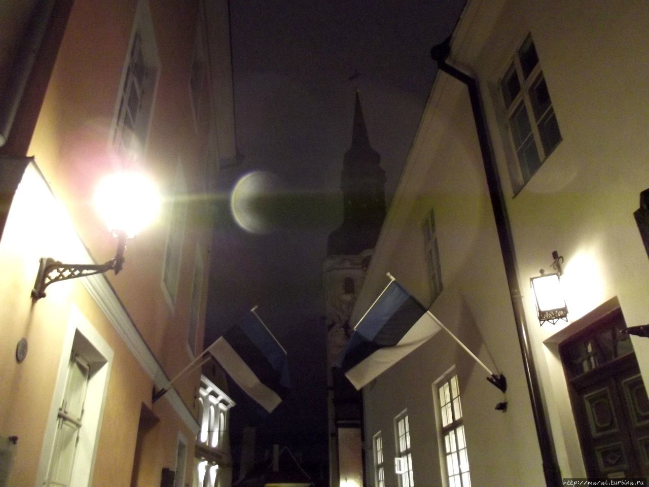 Свет фонаря породил Луну. Таллин, Эстония