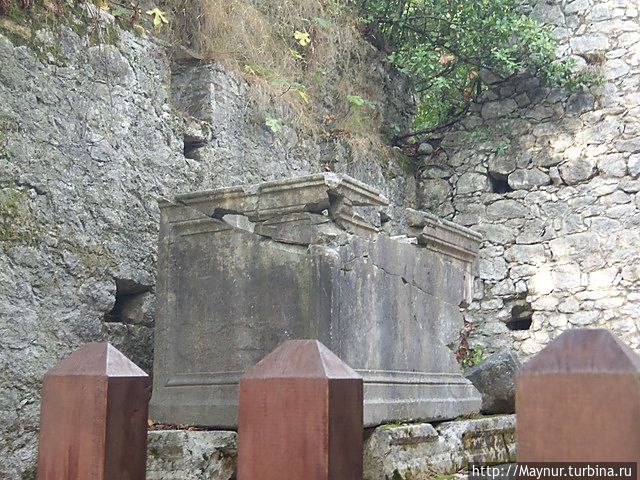 Несмотря на землятрясение, которое разрушило город, в хорошем состоянии сохранились до наших дней в некрополе саркофаги и надгробия. Кемер, Турция