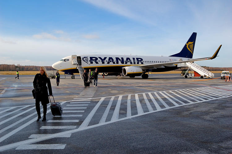 Самолет Ryanair в аэропор